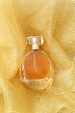 Renkli arka planda zarif bir parfüm şişesi.
