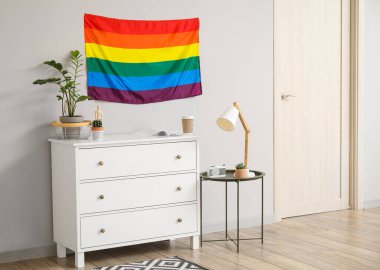 LGBT bayrağıyla şık bir oda.