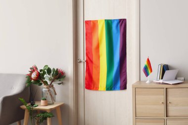 Kapıda asılı duran LGBT bayrağı