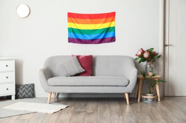 LGBT bayrağıyla şık bir oda.