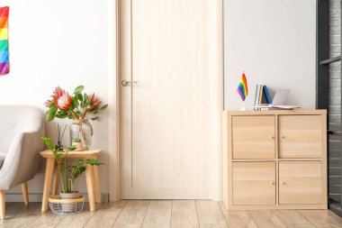 LGBT bayrağıyla şık bir oda.