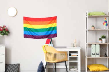 Modern işyeri ve LGBT bayrağı olan odanın içi