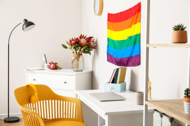 LGBT 'nin modern işyeri ve bayrağı