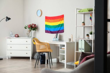 Modern işyeri ve LGBT bayrağı olan odanın içi