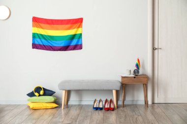 LGBT bayrağıyla koridorun içi