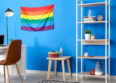 LGBT bayrağıyla şık bir oda.