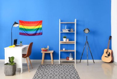Modern işyeri ve LGBT bayrağı olan odanın içi