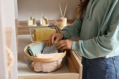 Giysi organizatörü olan kadın soyunma odasında, yakın plan.