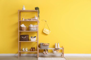 Rafların ve ayakkabıların durduğu şık koridorun içinde.