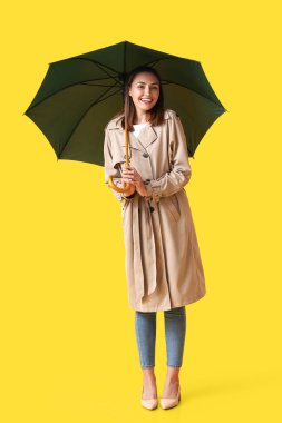 Renkli arka planda şemsiyesi olan güzel bir kadın.