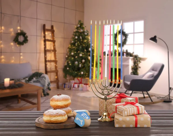 Менора Подарки Пончики Хануки Dreidels Столе Комнате Украшены Рождество — стоковое фото