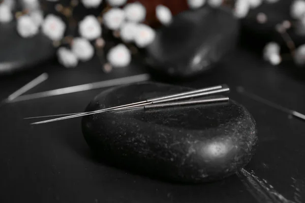 Koyu Arkaplanda Akupunktur Iğneleri Spa Taşı — Stok fotoğraf