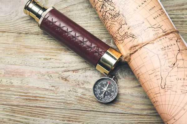 Velho Spyglass Bússola Com Mapa Mundo Vintage Fundo Madeira — Fotografia de Stock