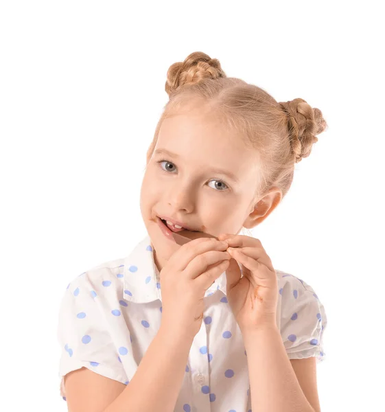 Menina Bonito Comer Chocolate Fundo Branco Close — Fotografia de Stock