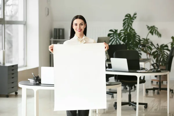 Jovem Segurando Cartaz Branco Escritório — Fotografia de Stock