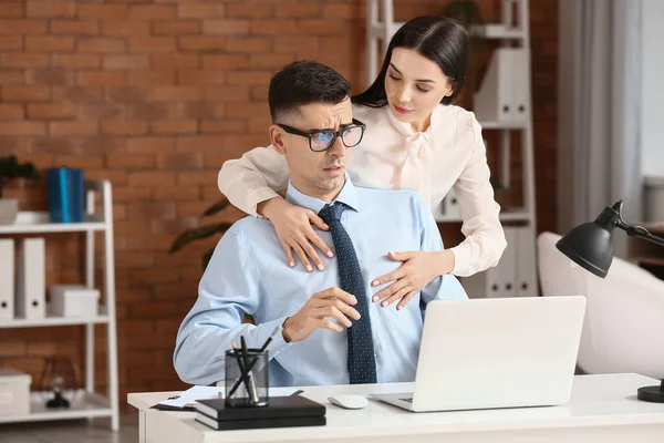 Schöne Junge Sekretärin Verführt Ihren Chef Büro Konzept Der Belästigung — Stockfoto