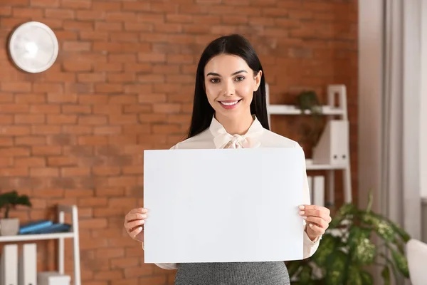 Jovem Segurando Folha Papel Branco Escritório — Fotografia de Stock