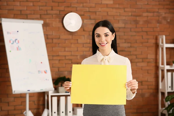 Ung Kvinna Som Innehar Blankt Papper Blad Ämbetet — Stockfoto