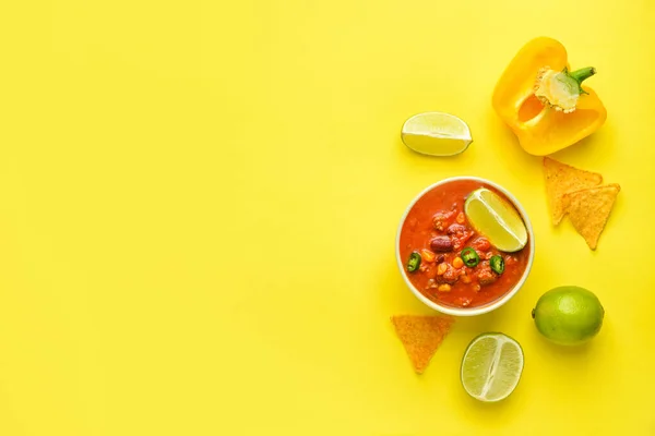 Чаша Вкусным Чили Кон Карне Начос Ингредиентов Цветном Фоне — стоковое фото