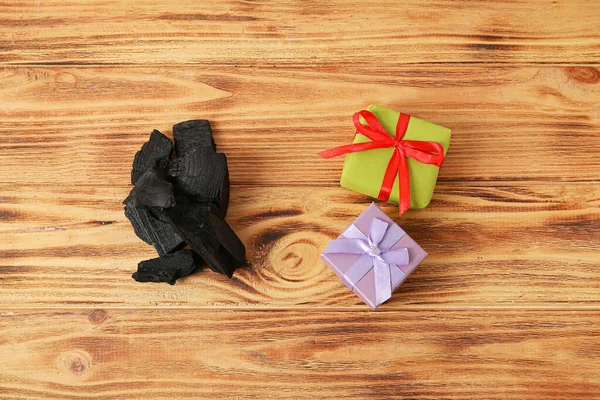 Carbón Con Regalos Sobre Fondo Madera —  Fotos de Stock