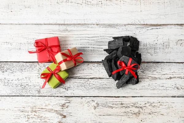 Carbón Con Cinta Regalos Navidad Sobre Fondo Madera Blanca —  Fotos de Stock