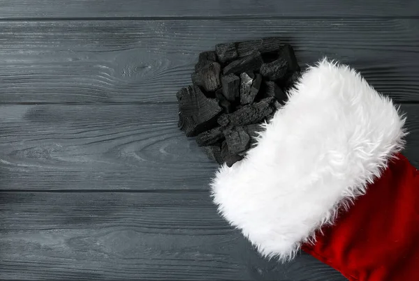 Рождественский Носок Углем Темном Деревянном Фоне — стоковое фото