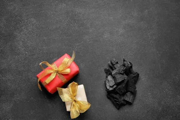 Уголь Подарочными Коробками Темном Фоне — стоковое фото