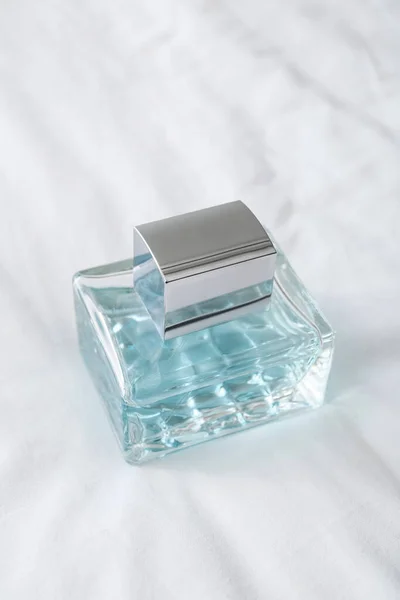 Elegante Frasco Perfume Sobre Fondo Blanco Primer Plano —  Fotos de Stock