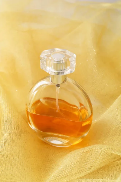 Butelka Perfum Tkaninie Kolorowej — Zdjęcie stockowe