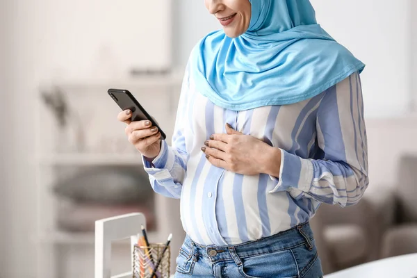 Mujer Musulmana Embarazada Usando Teléfono Móvil Casa — Foto de Stock