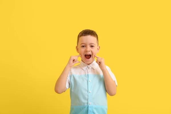 Little Boy Training Pronounce Letters — Φωτογραφία Αρχείου