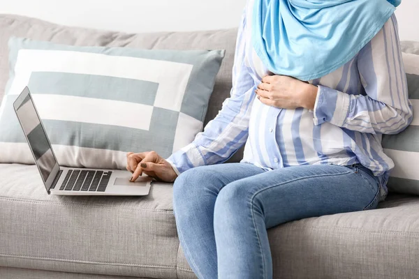 Pregnant Muslim Woman Working Laptop Home — Stock Photo, Image