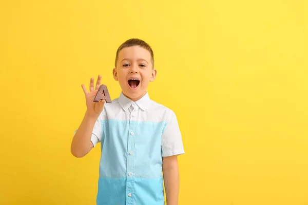 Niño Pequeño Con Letra Sobre Fondo Color — Foto de Stock