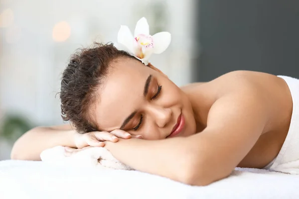 Beautiful Young African American Woman Relaxing Spa Salon — Stock Photo, Image