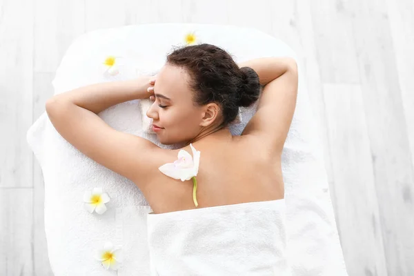 Beautiful Young African American Woman Relaxing Spa Salon Top View — Stock Photo, Image