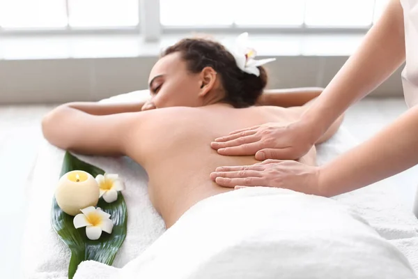 Schöne Junge Afroamerikanerin Bekommt Massage Wellness Salon — Stockfoto