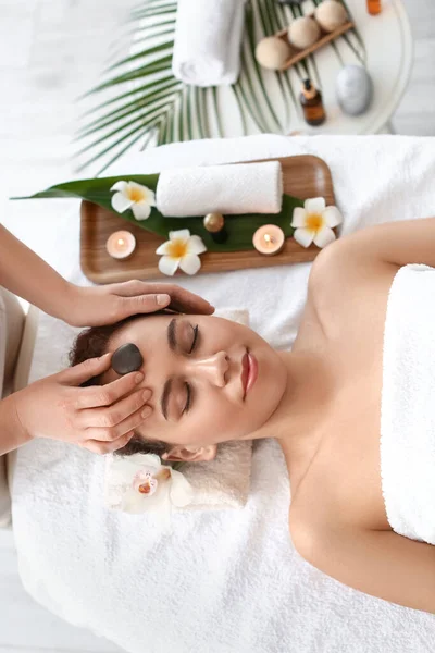 Mooie Jonge Afro Amerikaanse Vrouw Krijgen Massage Spa Salon — Stockfoto