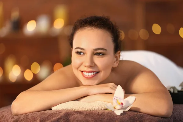 Beautiful Young African American Woman Relaxing Spa Salon — Stock Photo, Image