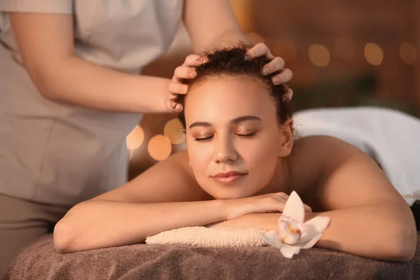 Schöne Junge Afroamerikanerin Bekommt Massage Wellness Salon — Stockfoto