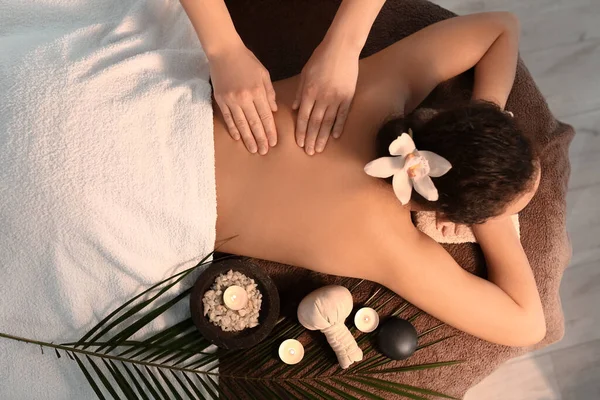 Hermosa Joven Afroamericana Recibiendo Masaje Salón Spa — Foto de Stock