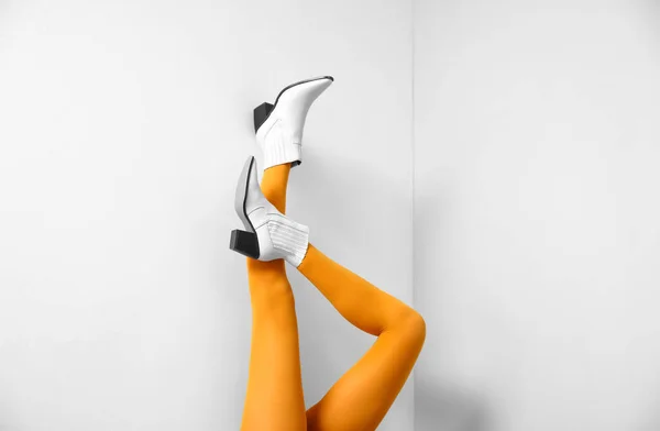Aydınlık Duvarın Yanında Şık Genç Bir Kadının Bacakları — Stok fotoğraf
