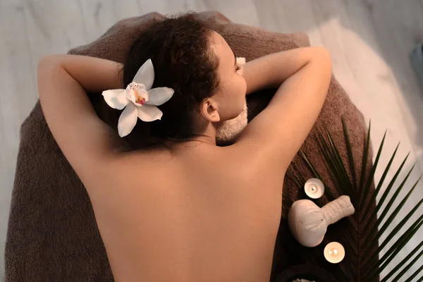 Belle Jeune Femme Afro Américaine Relaxante Dans Salon Spa Vue — Photo
