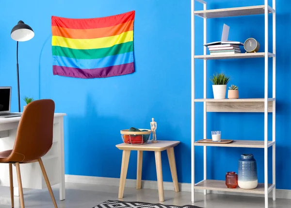 LGBT bayrağıyla şık bir oda.