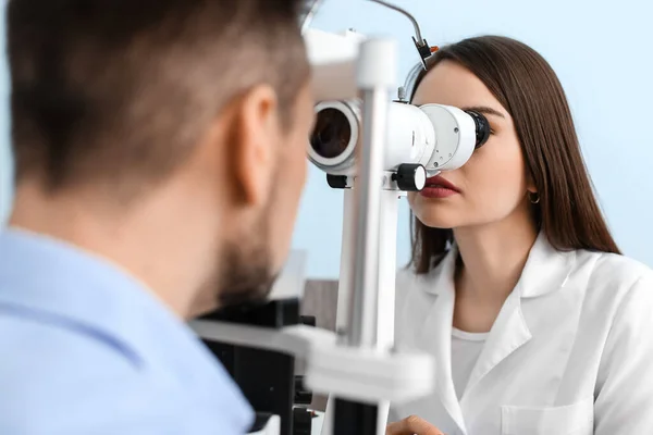 Οφθαλμίατρος Που Εξετάζει Τον Άνθρωπο Στην Κλινική — Φωτογραφία Αρχείου