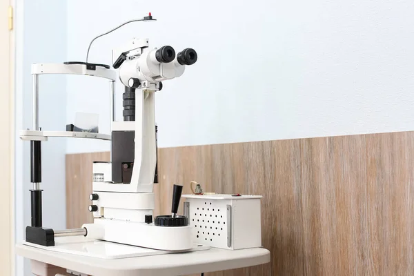 Σύγχρονη Συσκευή Οφθαλμολογικού Ελέγχου Στο Γραφείο Οφθαλμίατρου — Φωτογραφία Αρχείου