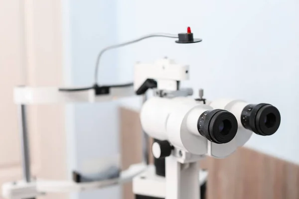 Σύγχρονη Συσκευή Οφθαλμολογικού Ελέγχου Στο Γραφείο Οφθαλμίατρου — Φωτογραφία Αρχείου