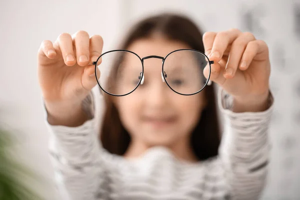 Κοριτσάκι Καινούργια Γυαλιά Στο Γραφείο Οφθαλμίατρου — Φωτογραφία Αρχείου