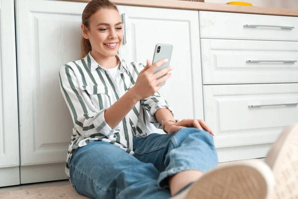 Young Woman Mobile Phone Video Chatting Kitchen — Stock Photo, Image