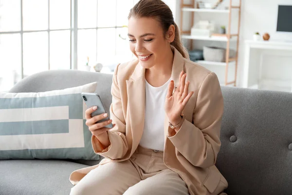 Mladá Žena Mobilní Telefon Video Chatování Doma — Stock fotografie