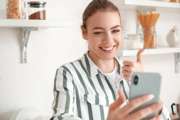 Young Woman Mobile Phone Video Chatting Kitchen — Stock Photo, Image